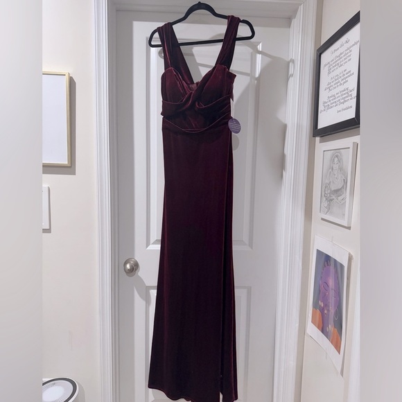 Windsor Dresses & Skirts - 🆕Windsor Burgundy / Bordeaux Velvet Bridesmaid + Formal Gala + Prom Gown Dress